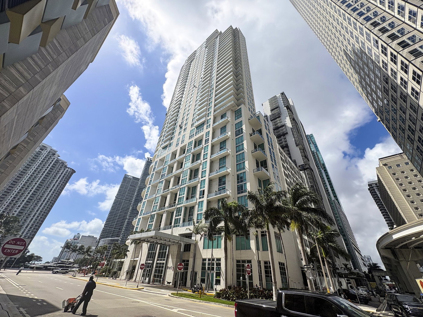 Met 1 Residences